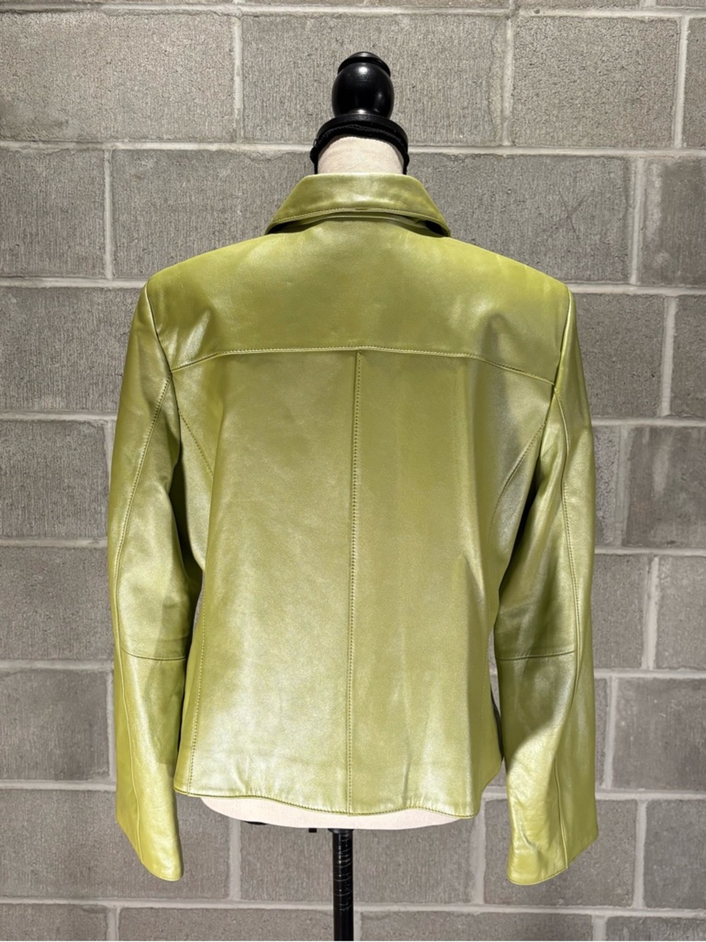 Liz Claiborne genuine leather jacket. - Picture 6 of 14